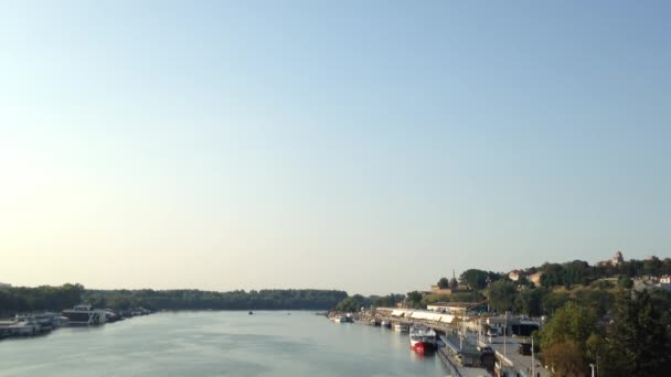 在贝尔格莱德的河岸边的看法 卡莱梅格丹堡垒 塞尔维亚首都城市的标志之一 可以看见在右边 而小船路过在河 — 图库视频影像