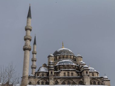 Eminönü Camii, Yeni Cami veya Istanbul, Türkiye, Yeni Cami olarak da bilinir, bir kış öğleden sonra boyunca karla kaplı. Ana Osmanlı simge ve şehrin turistik konumlar biridir