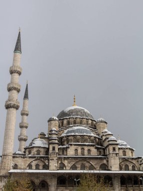 Eminönü Camii, Yeni Cami veya Istanbul, Türkiye, Yeni Cami olarak da bilinir, bir kış öğleden sonra boyunca karla kaplı. Ana Osmanlı simge ve şehrin turistik konumlar biridir