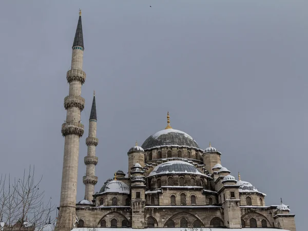 Eminönü Camii, Yeni Cami veya Istanbul, Türkiye, Yeni Cami olarak da bilinir, bir kış öğleden sonra boyunca karla kaplı. Ana Osmanlı simge ve şehrin turistik konumlar biridir