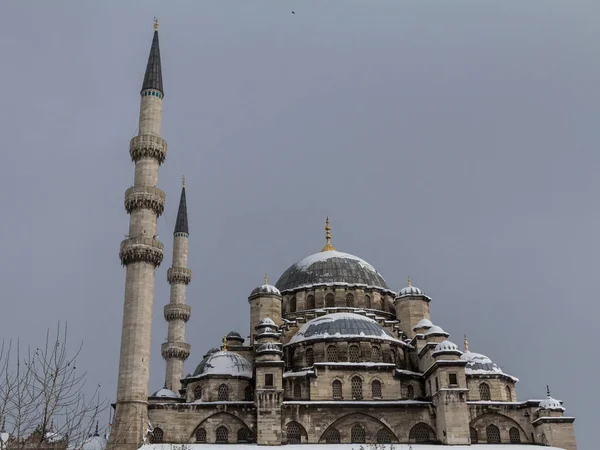 Мечеть Эминону Известная Новая Мечеть Ени Ками Стамбуле Турция Покрытая — стоковое фото