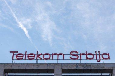 Belgrade, Sırbistan - 21 Ağustos 2018: Telekom Srbija logosuna Saraybosna kendi merkezinde bir işareti. Devlet Owned, Telekom Srbija Sırbistan'daki ana telekomünikasyon şirketidir