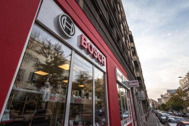 Belgrade, Sırbistan - 20 Ağustos 2018: Logo Bosch Belgrad'da onların ana alışveriş. Bosch olduğunu, bir Alman üretici elektronik mühendisliği, ev aletleri ticaret ve depo donatımı