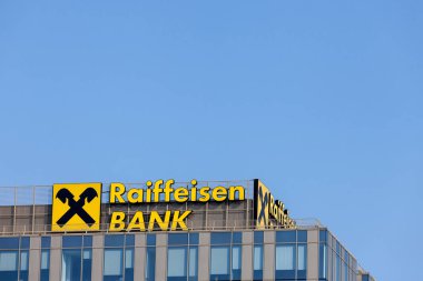 Belgrade, Sırbistan - 1 Eylül 2018: Raiffeisen Ana ofislerine Belgrad, Sırbistan için logosuna. Raiffeisen bir Avusturyalı, kitlesel Balkanlar'da yatırım bankadır