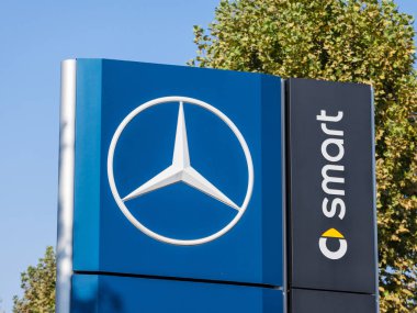 Belgrade, Sırbistan - 1 Eylül 2018: Ana Bayilik mağazanın Belgrade Mercedes Benz logosu. Bölüm Daimler, Mercedes Benz bir Alman otomobil ve otomotiv üreticisi, lüks araçlar konusunda uzmanlaşmış grubudur