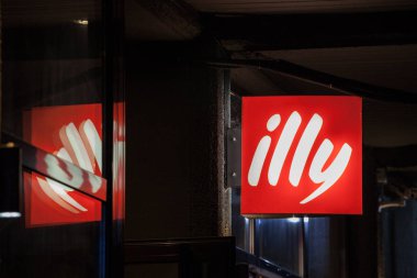 Belgrad, Sırbistan - 3 Eylül 2018: Illy Caffe logosu bir kafe bar Belgrad üzerinde gece boyunca yaktı. Illy İtalya ' nın en büyük kahve üreticileri dünya çapında ihracat biridir