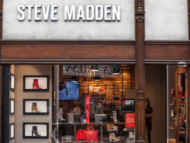 Kendi depolarında Belgrad Belgrad, Sırbistan - 9 Eylül 2018:Steve Madden logo. Steve Madden Ayakkabı ve moda aksesuarları satan bir Amerikan markası uzman olduğunu