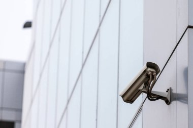 İzlerken ve modern cam işletme Binası dış koruma Cctv gözetim ve güvenlik kamera