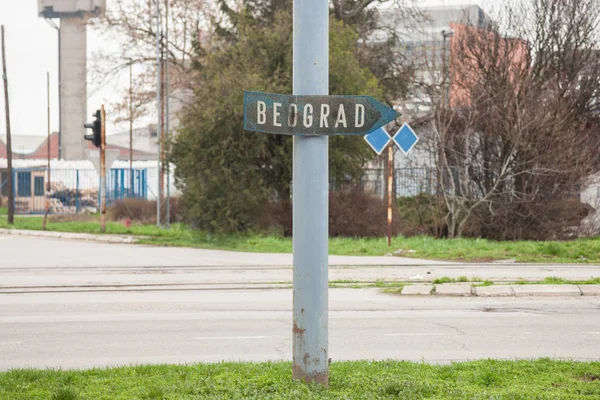 Signo Viejo Oxidado Descomposición Que Indica Dirección Belgrado Beograd Serbio — Foto de Stock