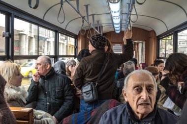Istanbul, Türkiye - 30 Aralık 2015: Kalabalık iç Asya tarafında rush hour sırasında Türk halkı ile Paketli bir istanbul tramvay
