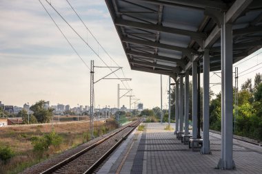 Belgrad, Sırbistan banliyö demiryolu ağının bir banliyö elektrikli satırındaki bir modern tren istasyonunda platformu sığınağı. Cityscape arka planda görülebilir