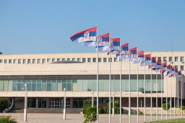 Sırbistan önünde SIV Palata Srbija veya Sırbistan Sarayı da bilinir, feragat, bayraklar. Bu Sırp hükümeti Karargahı ve Belgrad'da çeşitli devlet idareleri office 's