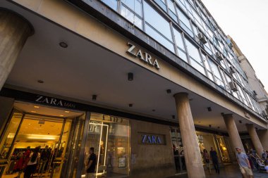 Belgrade, Sırbistan - 18 Eylül 2018: Zara logosu bir Zara mağaza merkezi Belgrad, Sırbistan önünde. Zara İspanya, giyim ve aksesuar uzmanlaşmış bir moda perakendecisi olduğunu
