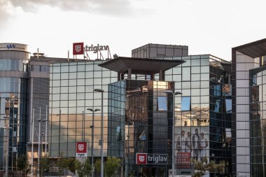 BELGRAD, SERBIA - 19 Eylül 2018: Belgrad merkezlerinin Triglav sigortası logosu. Triglav Sigorta Şirketi Slovenya 'nın en büyük ticari sigorta şirketi.