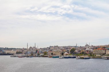 Istanbul - Türkiye - 21 Ağustos 2016: Panorama onun ikonik Camii, Süleymaniye Camii, marmara Denizi ve bir kaç gemi ve feribot ön planda olan Eminönü İlçesi