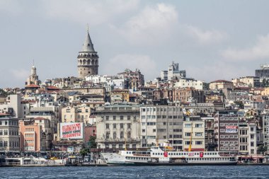 Istanbul, Türkiye - 21 Ağustos 2016: Galata Kulesi, Karaköy ve Beyoğlu bölgesinde, süre deniz ve gemi-ebilmek var olmak ön planda görünür güneşli bir öğleden sonra boyunca alınan onun tepe üzerinde