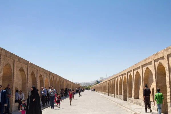 Isfahan Irán Agosto 2015 Los Iraníes Pasan Por Puente Seh — Foto de Stock