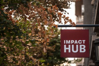 Belgrade, Sırbistan - 24 Eylül 2018: Logo, etkisi Hub üzerinde Belgrad ofislerinde. Impacthub coworking ve ofis alanı sosyal girişimciler için sağlayan bir başlangıç incubatore olduğunu