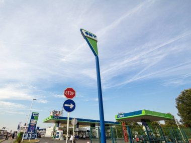 Belgrade, Sırbistan - 20 Eylül 2018: Logo Omv birinde onun benzin istasyonları Belgrad'ın. OMV tüm Avrupa genelinde yayılmış Avusturyalı bir petrol ve gaz şirketi olduğunu