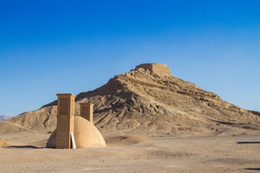 Yazd, Iran, sessizlik kuleleri çölün ortasında. Dakhma da bilinir, bu kuleler Zerdüşt din onların merhumun olanlar organları imha etmek kullanılmıştır