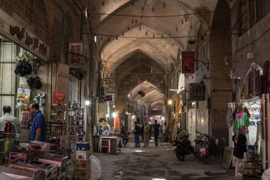 Isfahan, Iran - 7 Ağustos 2018: Isfahan çarşı pazar kapalı bir sokakta akşamları Street. Sembol Farsça mimarisini kentin önemli bir dönüm noktası olduğunu