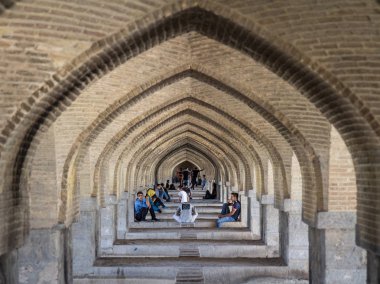 Isfahan, Iran - 7 Ağustos 2016: İran coty ana köprüden Kahju köprünün altında toplama, tartışmaya ve sosyalleşme gençler.