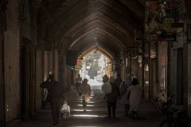 Isfahan, Iran - 8 Ağustos 2015: Isfahan çarşı pazar kapalı bir sokakta akşamları Street. Sembol Farsça mimarisini kentin önemli bir dönüm noktası olduğunu