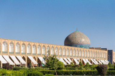 Şeyh Lütfullah Camii, Nakş ı Cihan Meydanı, onun ikonik kubbe ile güneşli bir öğleden sonra boyunca üzerinde. Şehir ve İran mimarisinin önemli bir sembolü