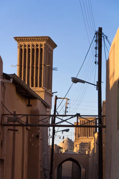 Tipik Windtower Güç Elektrik Çizgilerle Çevrili Yazd Iran Sokaklarında Alınan — Stok fotoğraf