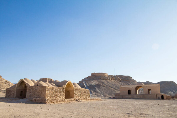 Башни молчания в Язде, Иран, посреди пустыни. Эти башни использовались в зороастрийской религии, чтобы избавляться от тел своих умерших.
