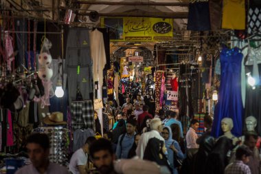 Isfahan, Iran - 20 Ağustos 2018: Street, Isfahan bazar akşamları, kalabalık ve kapalı pazar insanlarla dolu. Sembol Farsça mimarisini kentin önemli bir dönüm noktası olduğunu