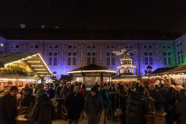 Munich Alemanha Dezembro 2017 Reunião Multidões Frente Bancadas Mercado Natal — Fotografia de Stock