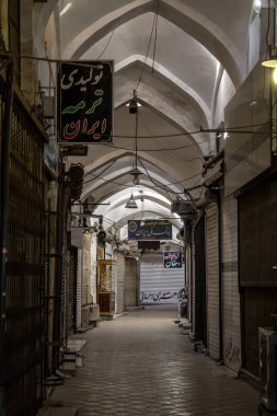 Yezd, Iran - 9 Ağustos 2018: Öğleden sonra boş ve ıssız, pazar kapalı bir sokakta Yazd Khan bazar Street. Sembol Farsça mimarisini kentin önemli bir dönüm noktası olduğunu