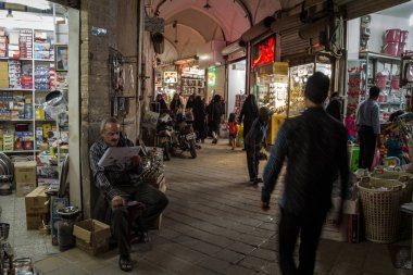 Yazd, Iran - 9 Ağustos 2016: Farsça gazetede Yazd ana ın Bazaarı okuma rusing etrafındaki insanlar iken eski İran tüccar. Yazd Orta İran'ın ana kentlerinden biridir