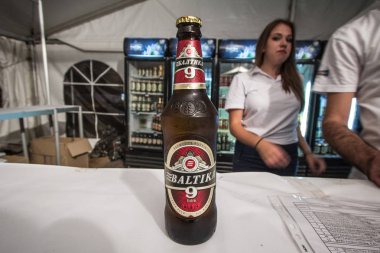 Belgrade, Sırbistan - 19 Ağustos 2018: Baltika 9 logosuna bir bira şişesi üzerinde. Güçlü bir lager Baltika 9 olduğunu, stil, Rusya ve Rus bira sembollerin birini demlenmiş ihracat