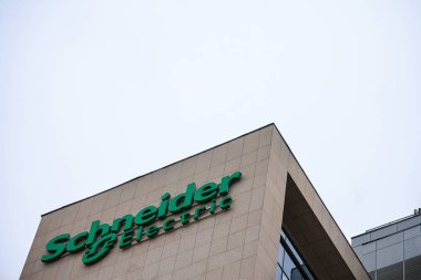 Belgrade, Sırbistan - 2 Ekim 2018: Schneider Elektrik logo Ana ofislerine Sırbistan önünde. Schneider Elektrik Mühendislik ve endüstriyel elektrik elektronik bir Fransız grup uzman olduğunu
