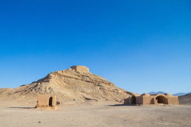 Yazd, Iran, sessizlik kuleleri çölün ortasında. Dakhma da bilinir, bu kuleler Zerdüşt din onların merhumun olanlar organları imha etmek kullanılmıştır