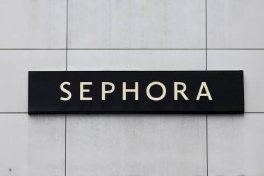 Belgrade, Sırbistan - 2 Ekim 2018: Sephora ana mağazanın Sırbistan için logosuna. Sephora kozmetik ve güzellik ürünleri, Lvmh grubun parçası Fransız bir markasıdır.