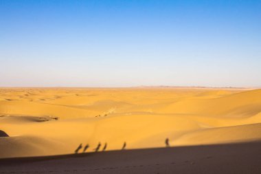 Maranjab kumulları: Kashan, Iran, gün batımında, şekil ve insanlar, turistler, gölgeler çöl. maranjab çöl bölgesi ana yerlerinden biridir