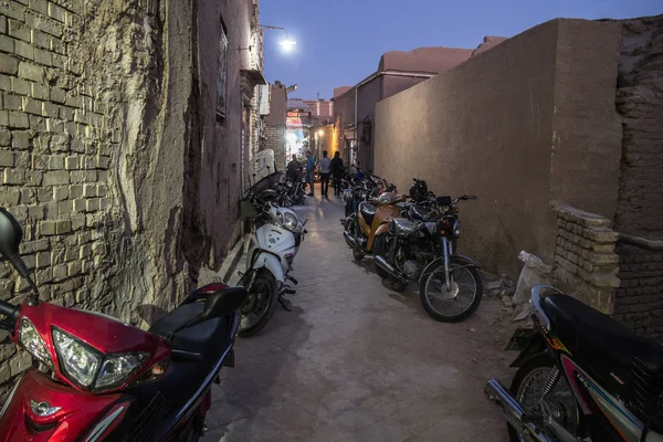 Yazd Iran Ağustos 2018 Motorcycyles Onun Tipik Kil Duvarlar Binalar — Stok fotoğraf