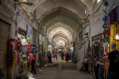 : Kashan, Iran - 13 Ağustos 2015: Kaşan ana bazar kapalı bir sokak Pazar öğleden Street. Sembol Farsça mimarisini kentin önemli bir dönüm noktası olduğunu