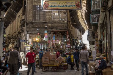 Tahran, Iran - 14 Ağustos 2015: Tehran ana çarşı pazar kapalı bir arka sokakta sabah Street. Sembol Farsça mimarisi, İran sermaye şehir bir dönüm noktası olduğunu