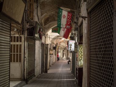 : Kashan, Iran - 13 Ağustos 2015: Kaşan ana bazar kapalı bir sokak Pazar öğleden boş sokak. Sembol Farsça mimarisini kentin önemli bir dönüm noktası olduğunu