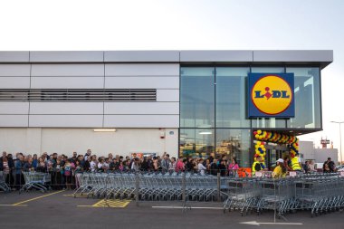 Belgrad, Sırbistan - 11 Ekim 2018: Sırbistan 1 Lidl süpermarkette açılış töreni için sıraya bekleyen kalabalık. Lidl Alman küresel indirim süpermarket zinciri olsun 