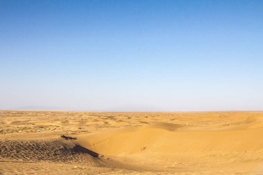 Kum tepeleri sıcak yaz öğleden sonra sırasında gün batımında Maranjab çöl, çevre: Kashan, Iran. Maranjab çöl bölgesi ana yerlerinden biridir