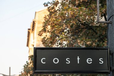 Belgrade, Sırbistan - 9 Ekim 2018: Onların konsept mağaza Belgrade Costes logo. Hotel Costes bir büyük Paris otel Fransa, bağlı barlar, kafeler ve moda konsept mağazaları dünya çapında