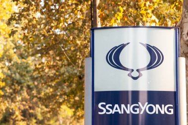 Belgrade, Sırbistan - 9 Ekim 2018: Ana Bayilik mağazanın Belgrade Ssangyong logo. SsangYong bir Güney Koreli otomobil ve otomotiv üreticisi Mahindra grubun parçası olduğunu