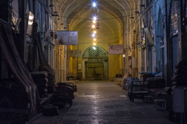 Şiraz, Iran - 16 Ağustos 2018: Caddesi Şiraz Vakil bazar akşamları boş ve ıssız, pazar kapalı bir sokakta. Sembol Farsça mimarisini kentin önemli bir dönüm noktası olduğunu