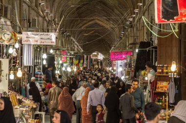 Şiraz, Iran - 16 Ağustos 2018: Ana Pazar kapalı bir sokakta rush hour sırasında kalabalık Şiraz Vakil bazar salonu. Sembol Farsça mimarisini kentin önemli bir dönüm noktası olduğunu