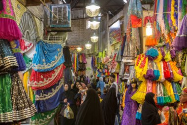 Şiraz, Iran - 16 Ağustos 2018: Caddesi Şiraz Vakil bazar geleneksel renkli elbise ve Müslüman peçe kontrol kadınlarla. Sembol Farsça mimarisini kentin önemli bir dönüm noktası olduğunu